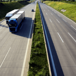 高速道路を物流トラックが走っている様子を撮影した画像