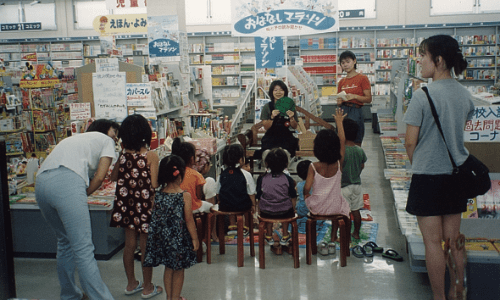 「おはなしマラソン」を書店店頭で実施している様子を撮影した画像