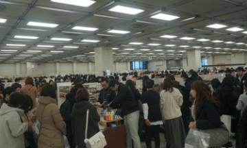 文具女子博のポスターと開催時の会場の様子を撮影した画像