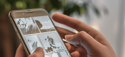 スマートフォンで電子コミックを読んでいる手元のアップ画像