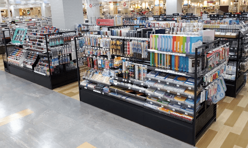 書店で文具が販売されている様子を撮影した画像
